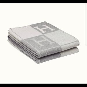 AUTHENTIC Hermes Avalon III Throw Blanket, Gris